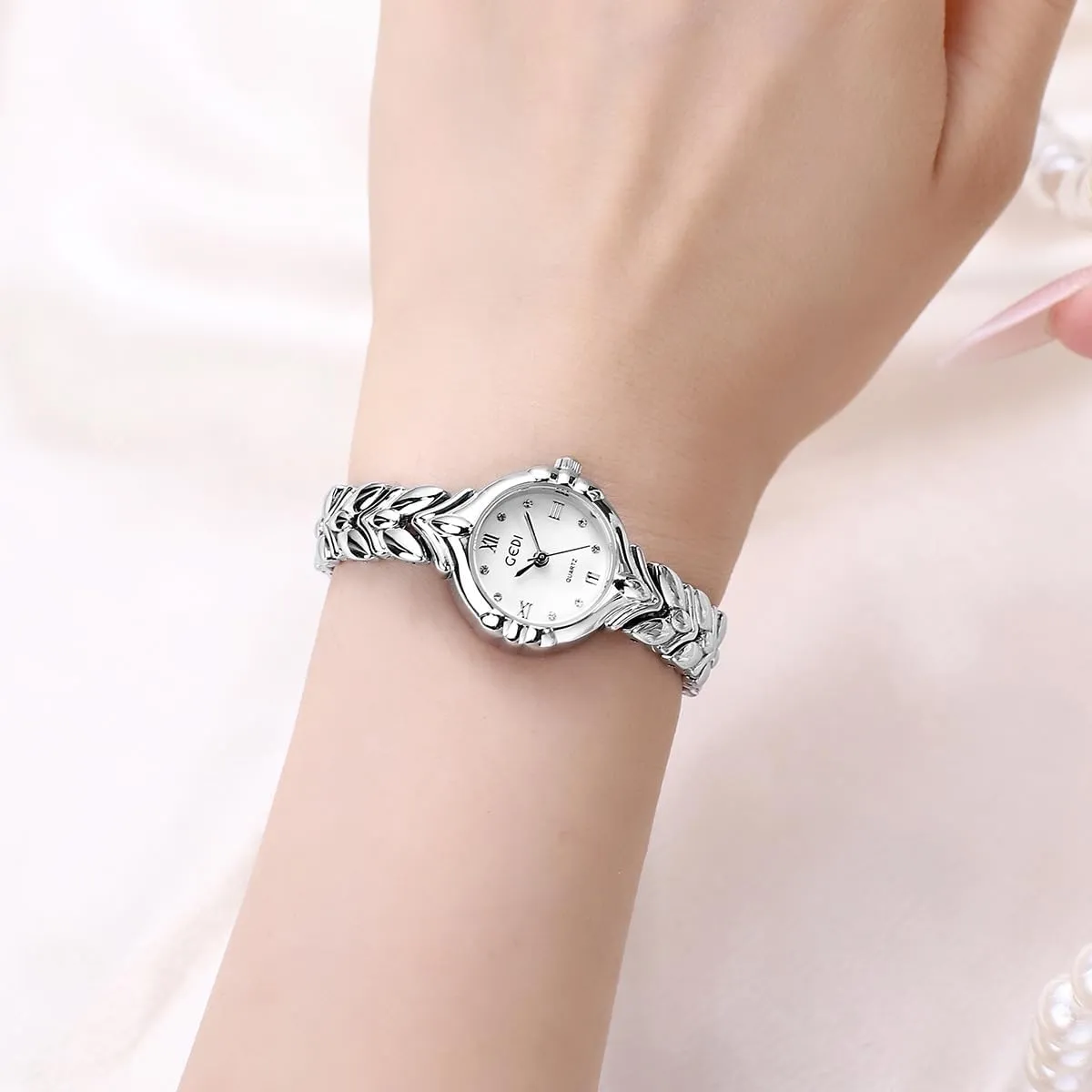 FANMIS Women's Gold Tone Bracelet Watches, Elegant Dress Wristwatch with Quartz Movement Waterproof Ladies Watch, Small Round Dial Analog Watch with Date Display
