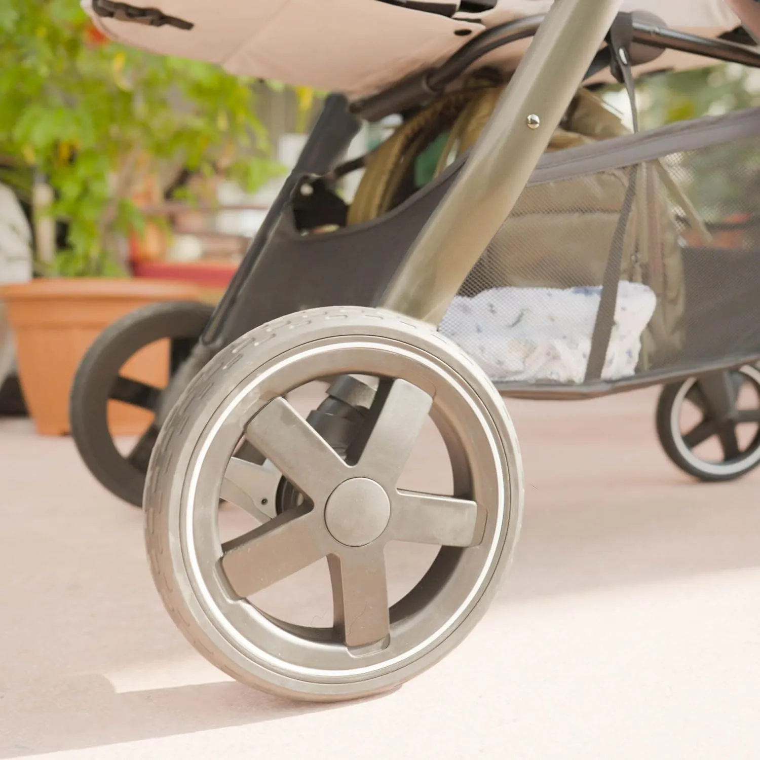 Maxi-Cosi Zelia™ Luxe 5-in-1 Modular Travel System in New Hope Black